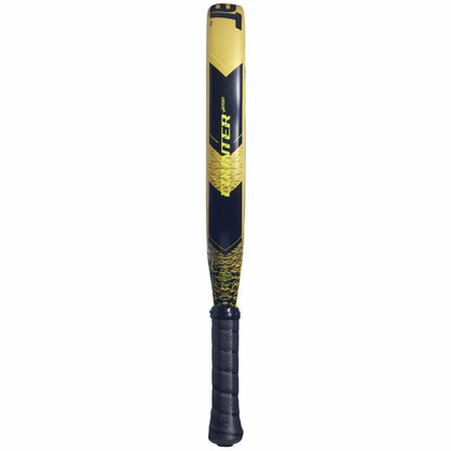 A yellow and black bat with a textured grip and geometric patterns, featuring “JUGGER” on the barrel, inspired by the Carbon Flex technology of the Babolat Counter Veron Padel Racket from Babolat.