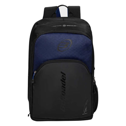 Carry your padel gear like Bea González with the Bullpadel BPM26008 Vertex Padel Backpack - Geo Blue, featuring a front zippered pocket, mesh side pocket, padded shoulder straps, and bold "Bullpadel" branding.