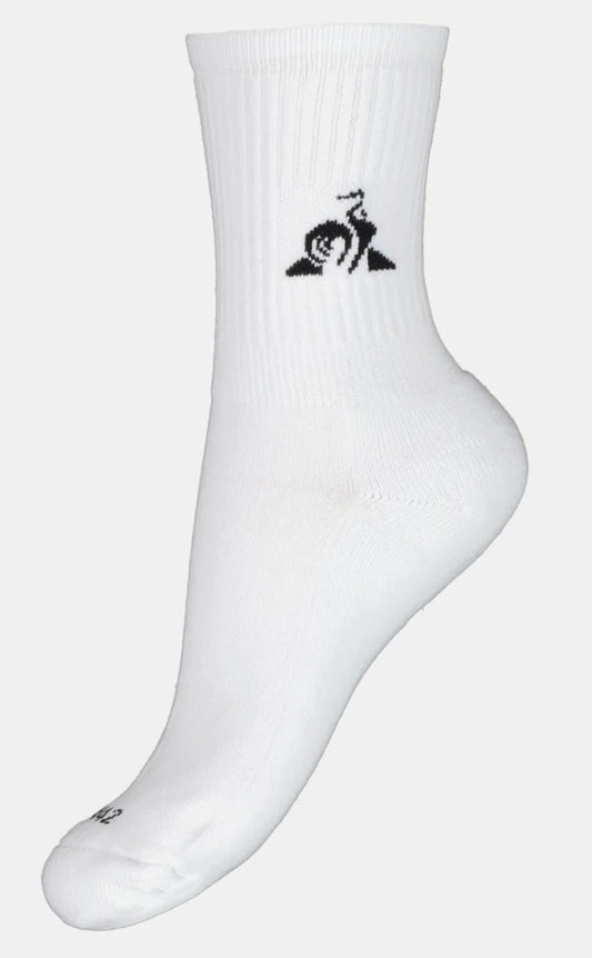 The Le Coq Sportif Men's Padel Socks in white feature a stylish black rose design on the side, set against a plain background, offering both elegance and functionality. Ideal for those who want to incorporate the charm of tennis socks into their daily wardrobe.