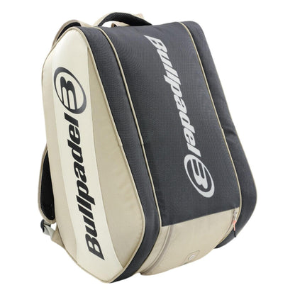 The Bullpadel Vertex 25 Padel Racket Bag in stone is a technical padel racket bag with reinforced thermo-lined compartments for your racket and sports gear. It features a padded design for protection, and is adorned with the Bullpadel logo and text.